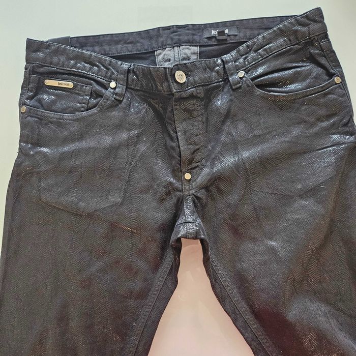 Продавам оригинален костюм