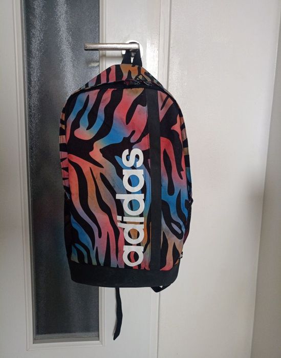 Vând rucsac sport Adidas produs de calitate, original,urme de folosire