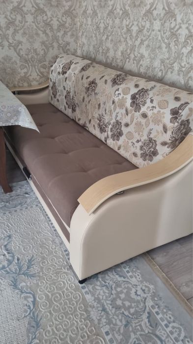 Продам новый диван с накидкой