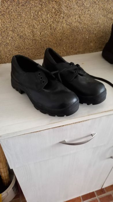 Продается дождевик и спец.обувь