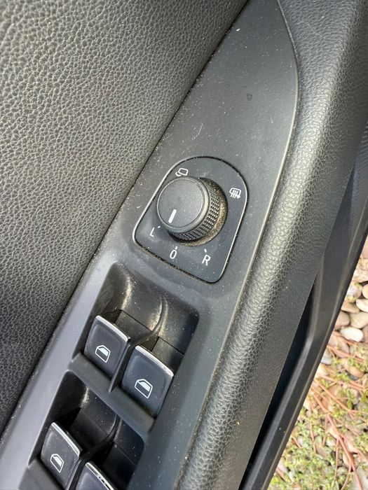 Seat Leon 2015 diesel, 3.799 € — imagine 3