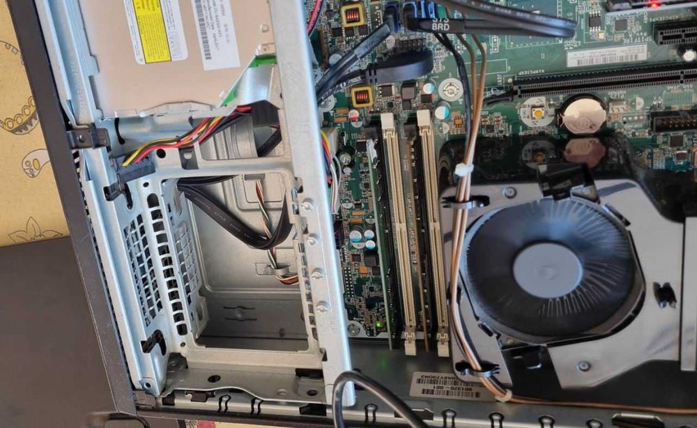 Компютър HP 800g2 /g4400 / 8 GB DDR4 / 500 GB HDD /4бр usb3.0 като нов