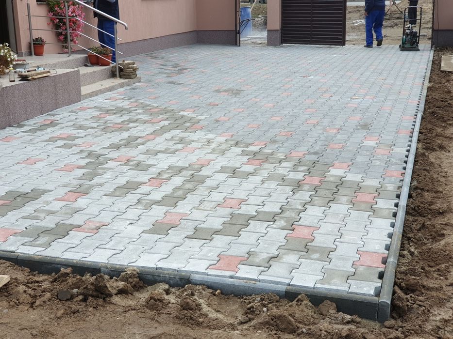 Echipă de meseriași montatori pavaje si construcții