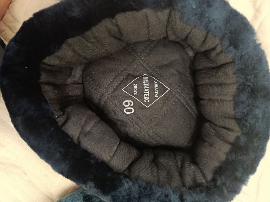 Продам 2 зимние шапки, брюки форменные, галстуки