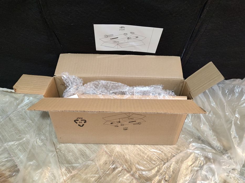 Vând canapea nouă, 2 locuri, alb-crem, material plușat