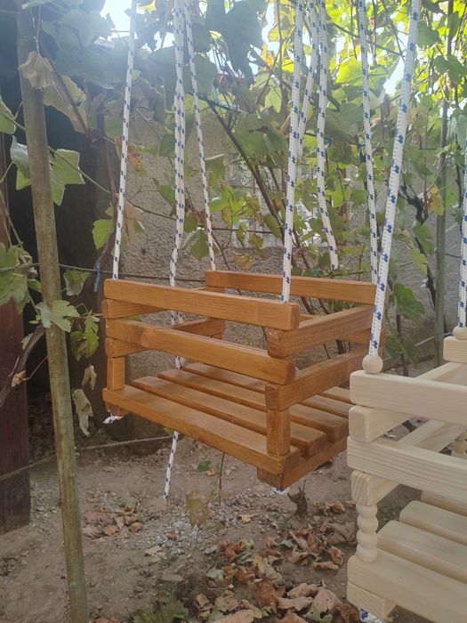 Leagăne din lemn pentru copii