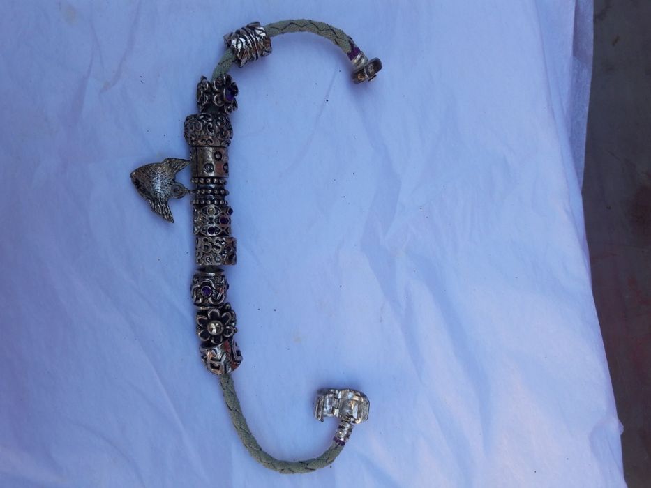 Brățară cu charmuri