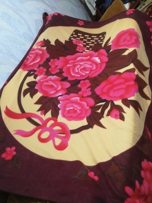 Пледы теплые разных расцветок