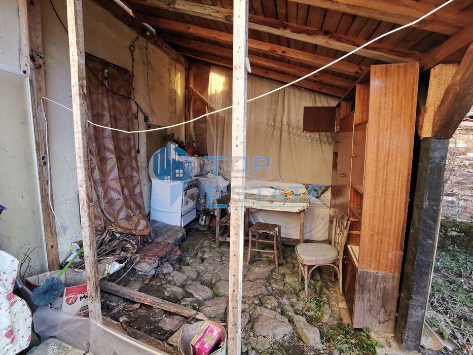 Двуетажна къща с шест стаи и вътрешна баня с тоалетна в село Беброво