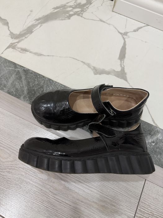 Отдам школьные туфли