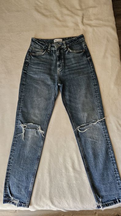 Дънки Zara с прокъсан елемент