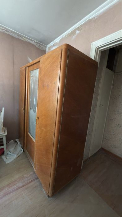 Деревяный шкаф с зеркалом