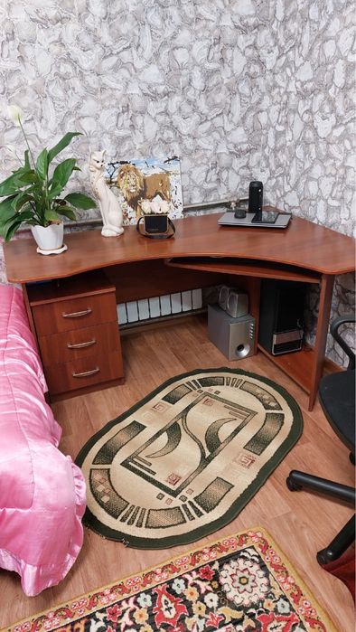 Угловой компьютерный стол и 2 кресла