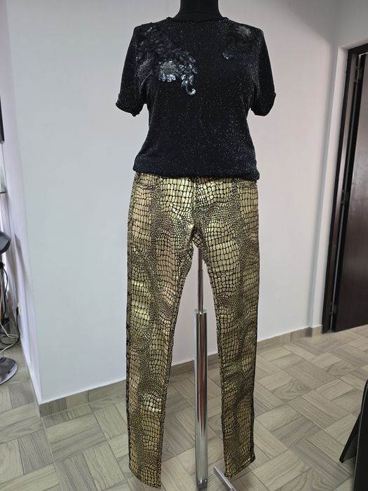 Blugi cu imprimeu snake print auriu, model superb