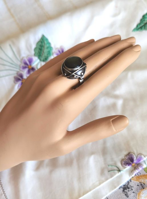 Прекрасен Старинен Царски Регулируем Пръстен със Зелен Камък.