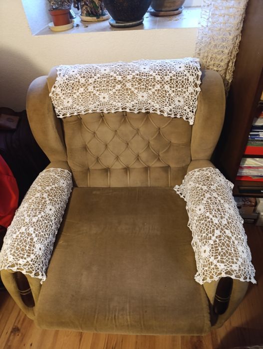 Диван с два фотьойла в добро състояние.