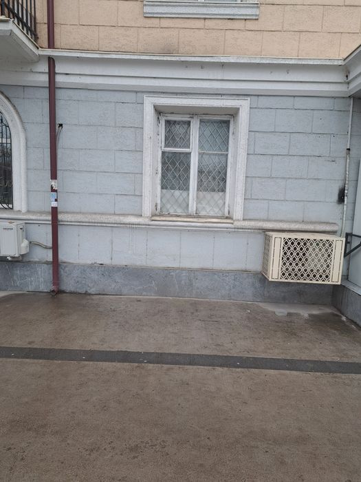 Продаётся квартира  под нежилое ( в доль дороги)