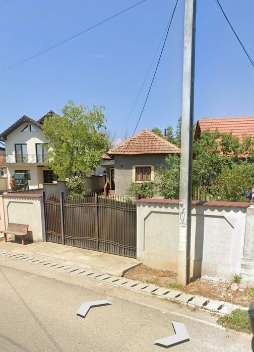 Teren și casă bătrânească de vânzare