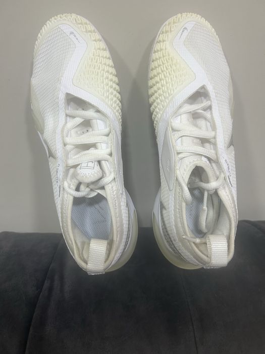 Маратонки NIKE нови.