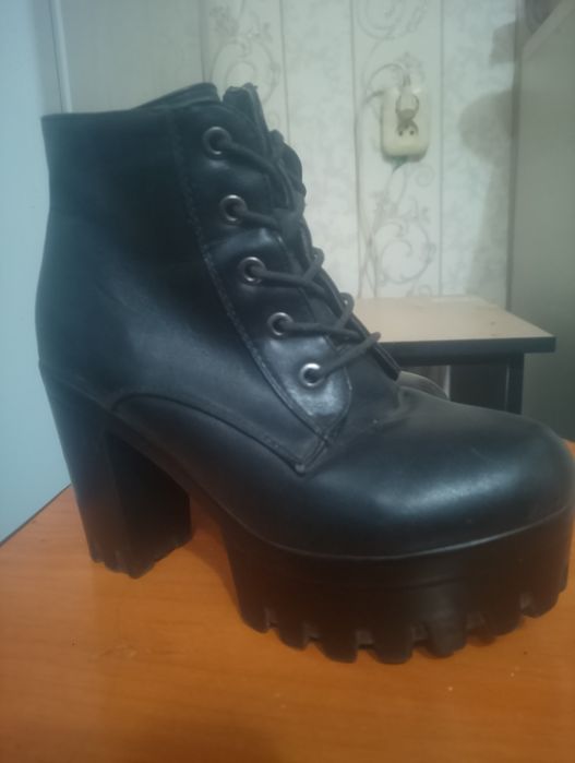 Продам женские ботинки