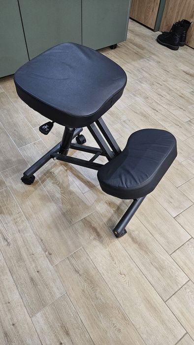 Коленичещ стол с променлива височина