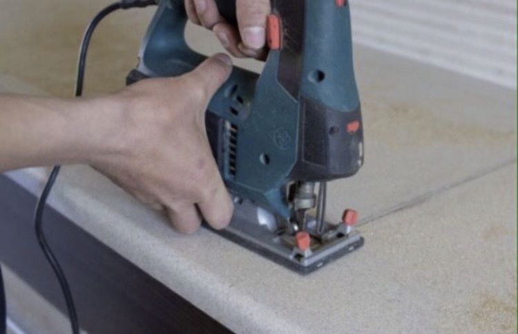 Montaj paravan dus / cada . Decupaj blat. Instalez chiuveta bucatarie