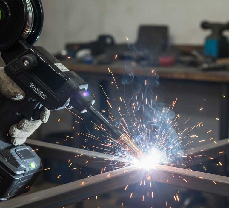 НЕМСКИ Инверторен Телоподаващ Апарат Без Газ Hawek 400A + ЛЕД ФЕНЕР