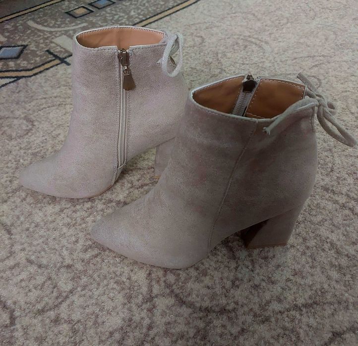 Велурени бежови боти