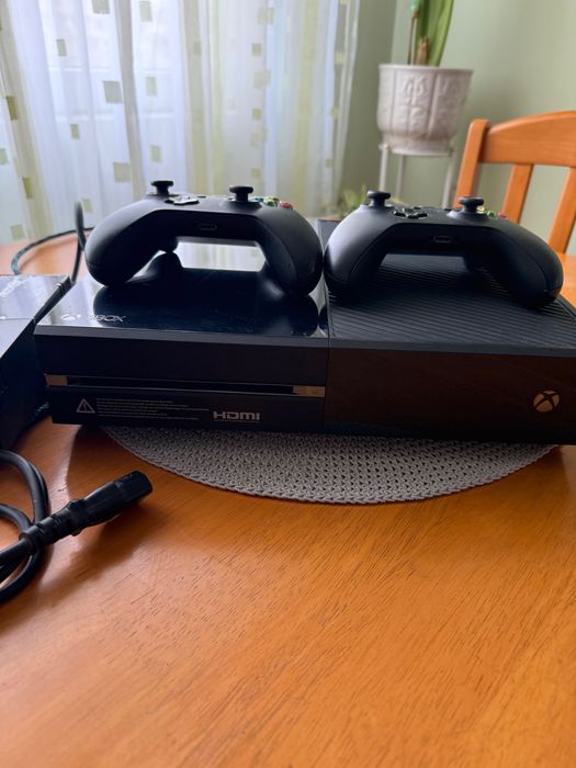 XBox One + 2 джойстика + захранване