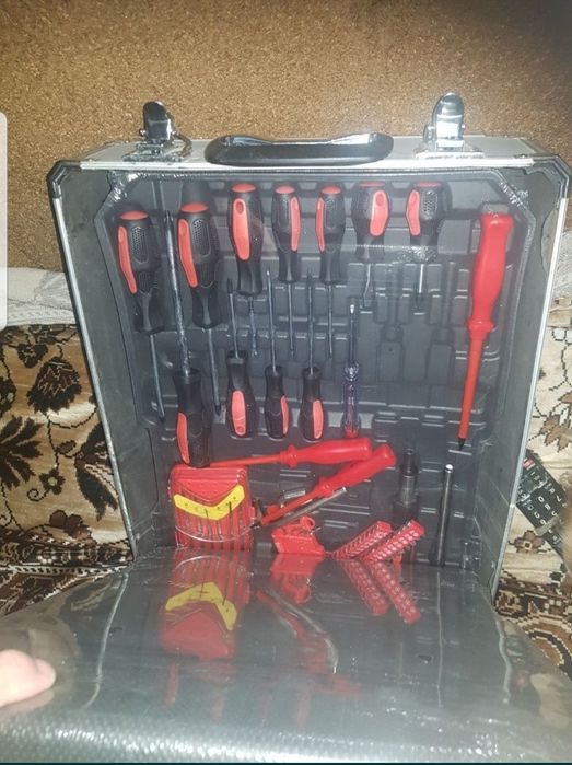 продается компактный набор инструментов