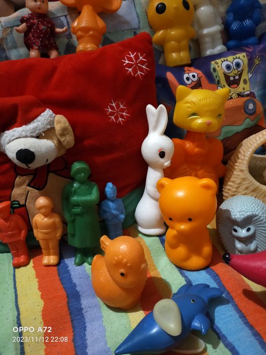 Продам советские  игрушки пластмасс. Листайте.