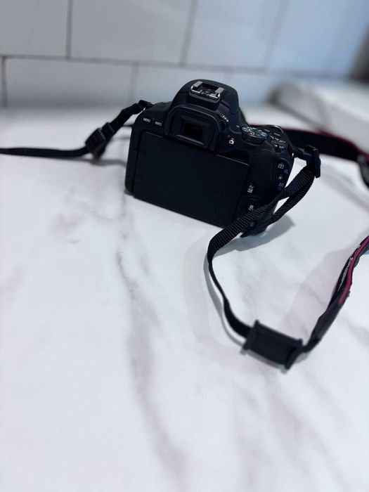 CANON EOS 200D + 18-55 mm + карта памет + чанта ПОДАРЪК | като нов