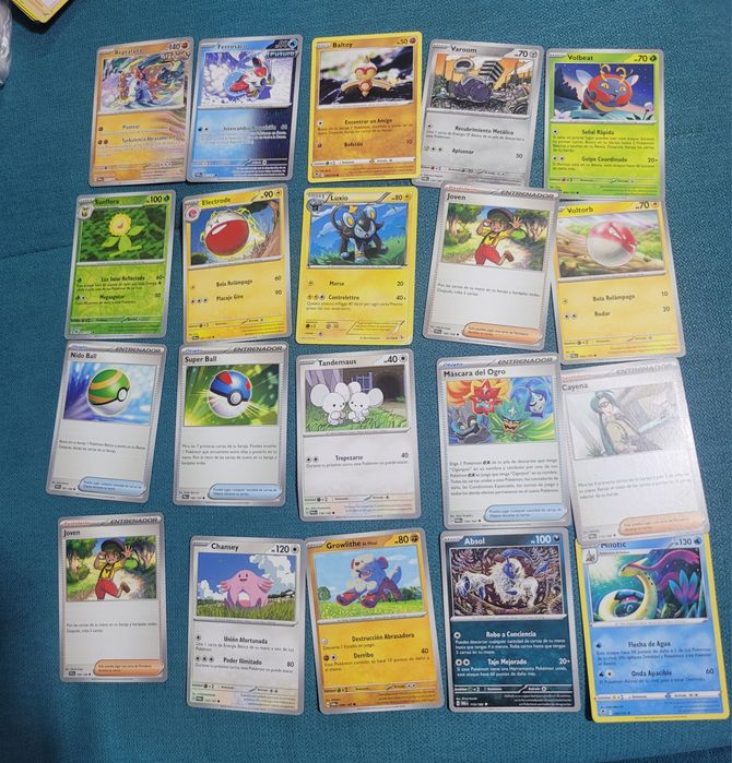 Vând carti pokemon