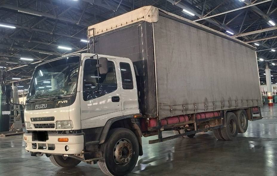 Isuzu rusumli avtomobil sotiladi