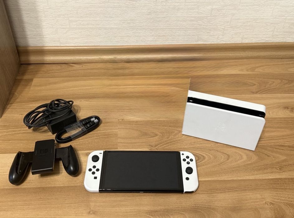 Nintendo switch OLED с подарък игри