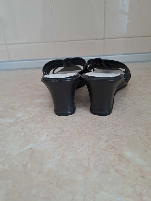 Сандали  нови      .