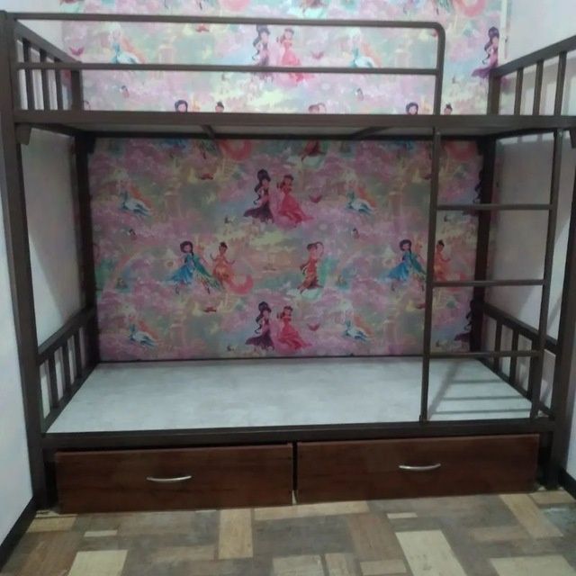 Двухэтажный металлические кровать.