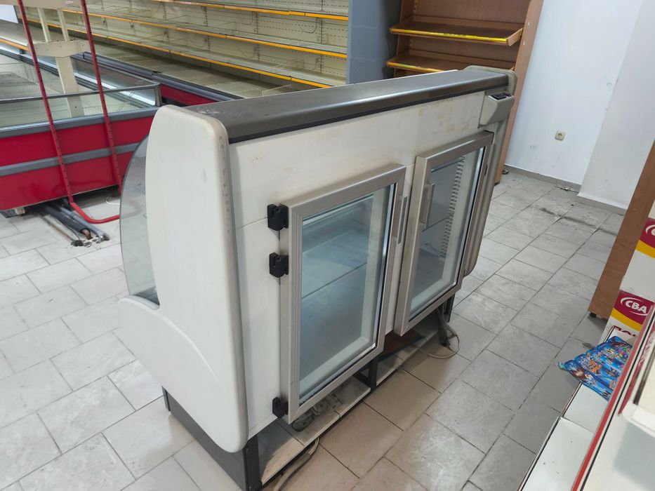 Хладилни витрини / островна минусова витрина