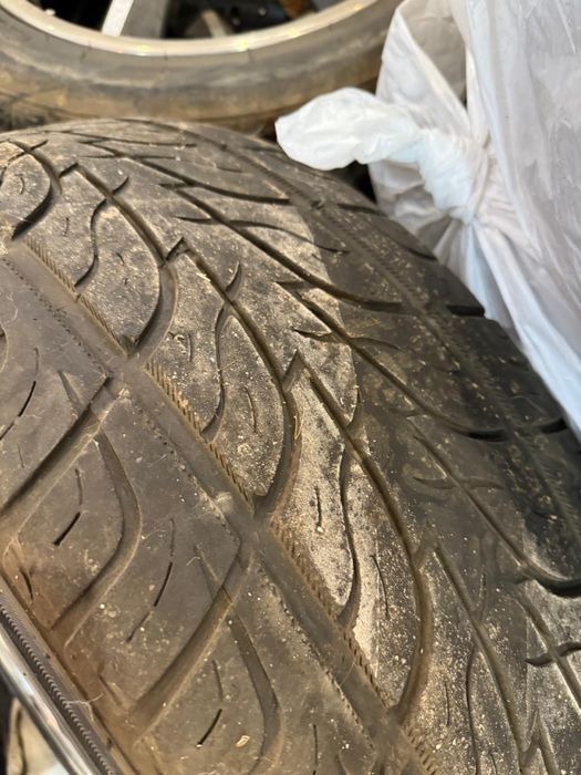 Продам резину с дисками R22
