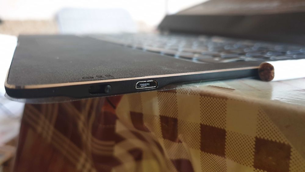 Lenovo Tab 2 Pro 13,3", с мултимедиен проектор и клавиатура.