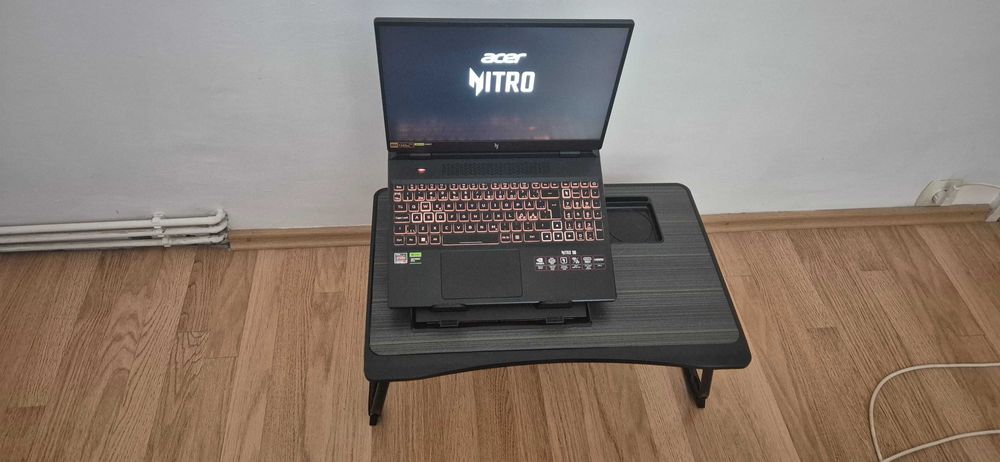 Masă pentru laptop