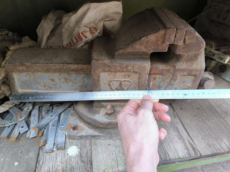 Верстак металлический с тисками