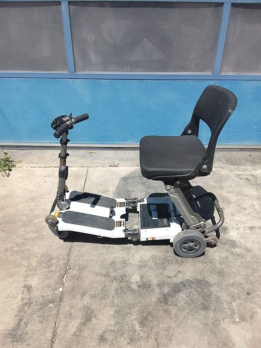 Cărucior scuter electric pentru persoane cu dizabilități sau bătrâni