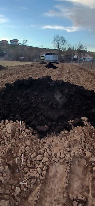 Ingrasamant uscat pamant negru pamant pentru gazon pamant negru cu vegetație uscata afanat nisip sort balast piatra spart