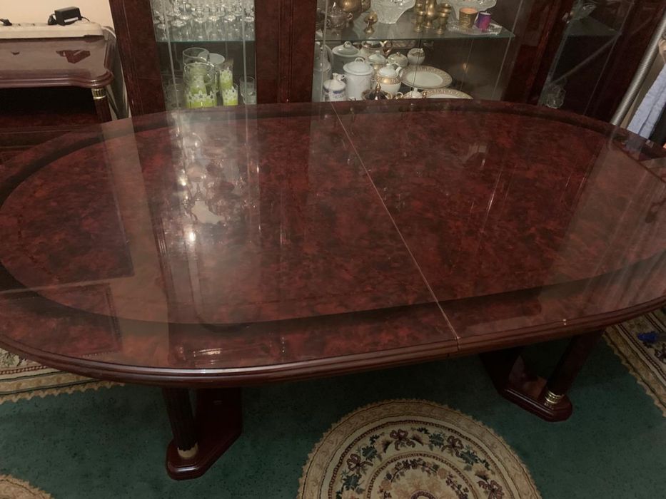 Обеденный стол для гостиной