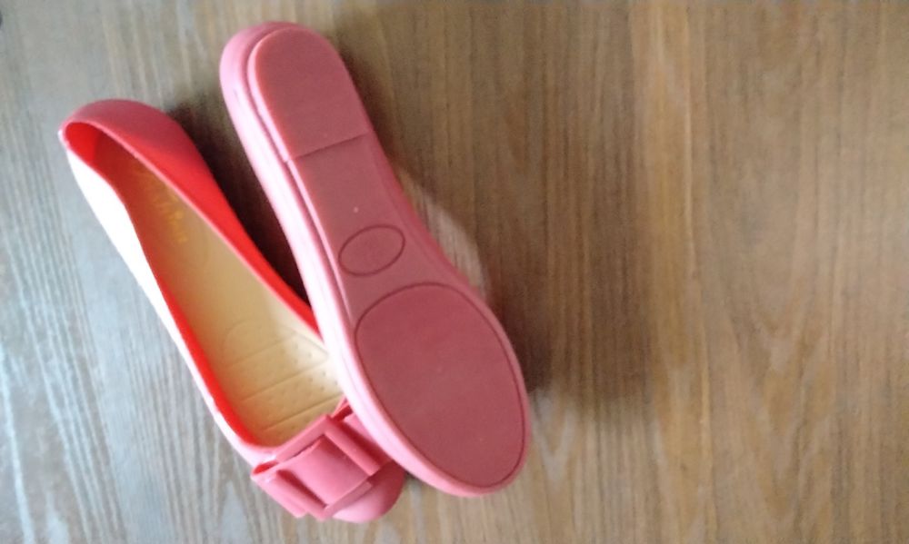 Продаю туфли-балетки новые