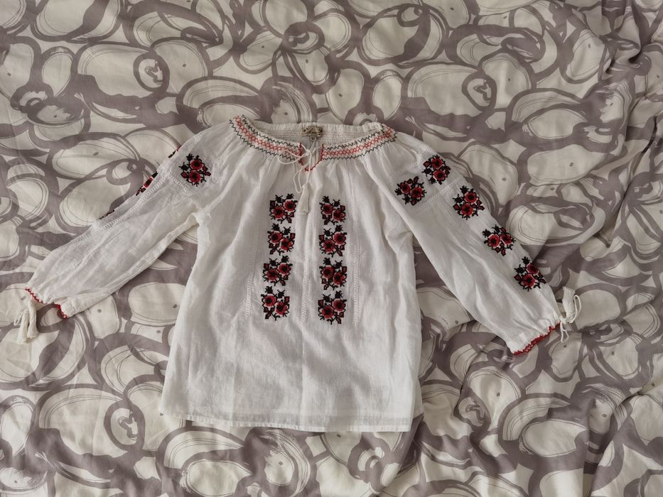 Ie tradiționala de fetite