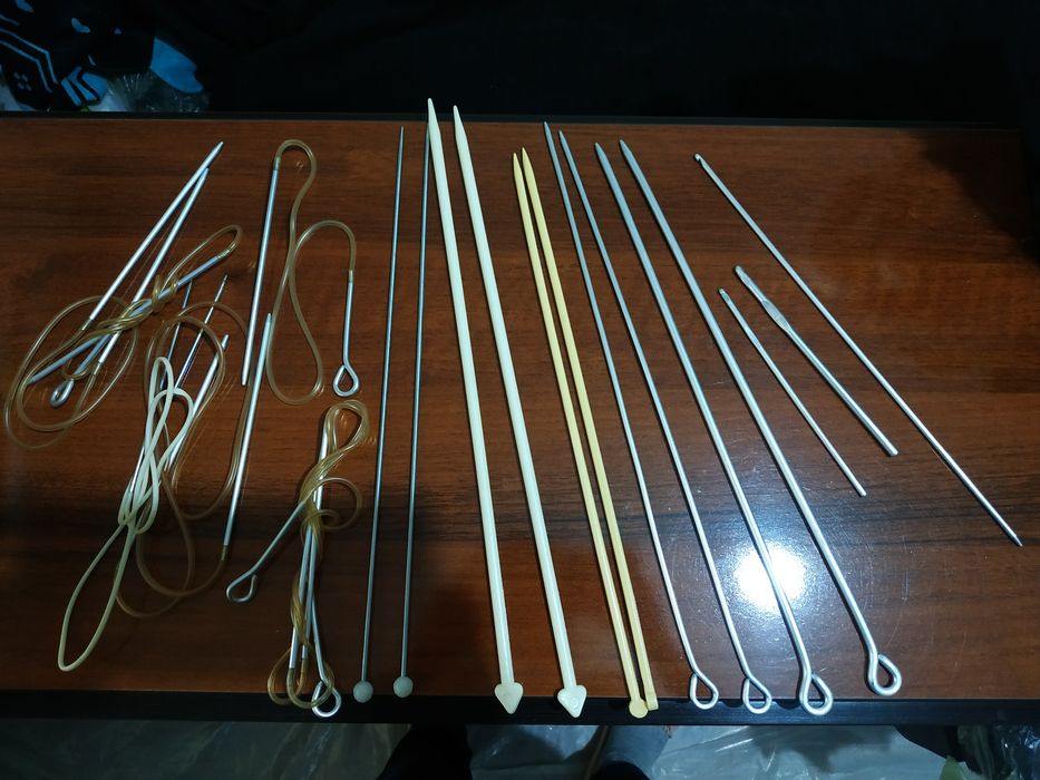 Набор вязальных спиц и крючков.