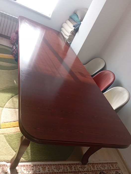 Шикарный стол в отличном состоянии