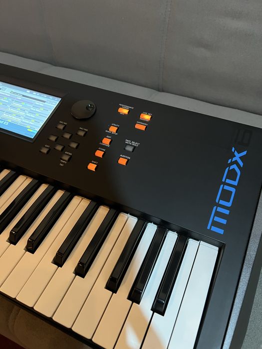 Clapa Yamaha Modx6 cu husa si set personal